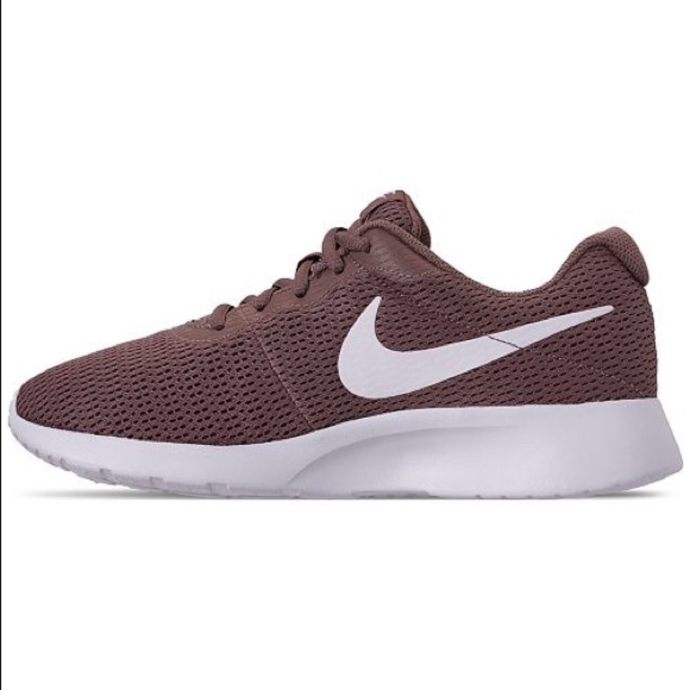 NEW - Woman’s Nike Tanjun shoes - Picture 7 of 8